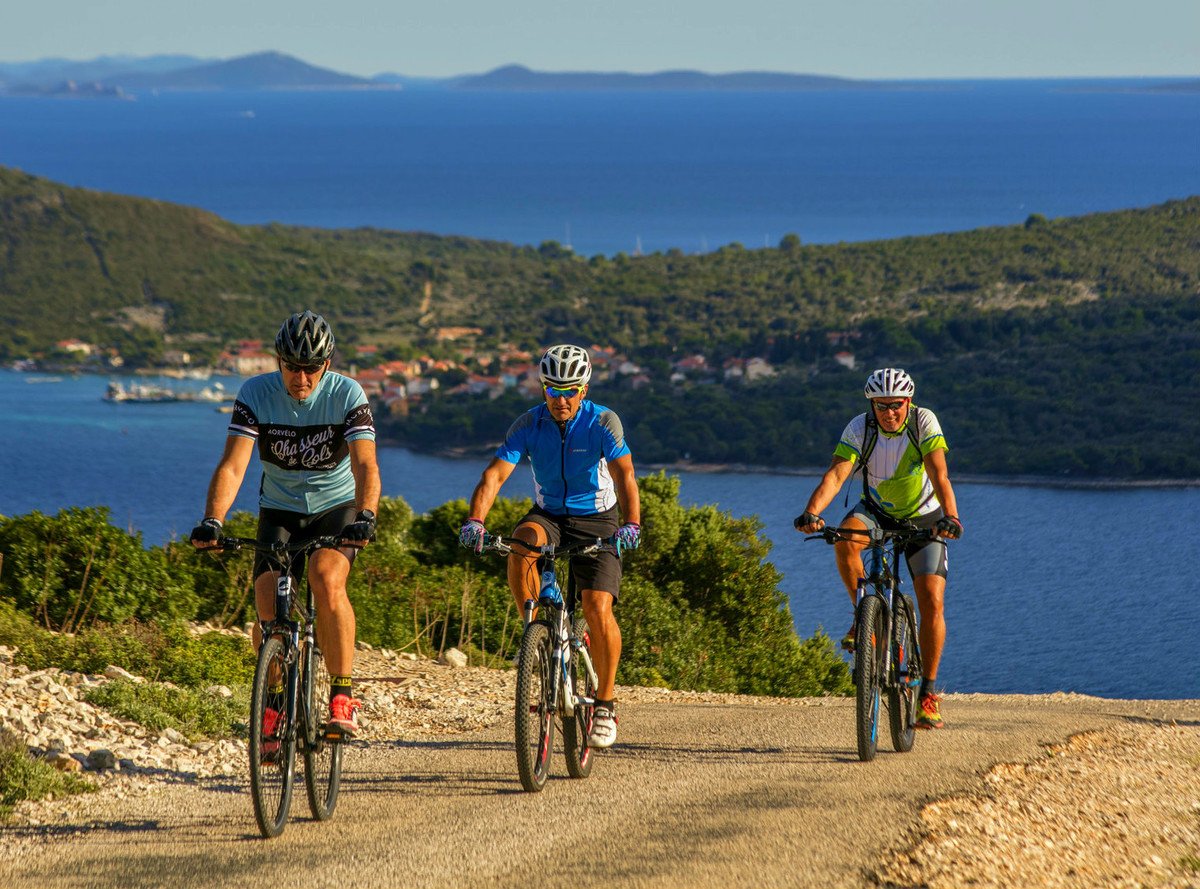 Cycling tour across the island Lošinj.