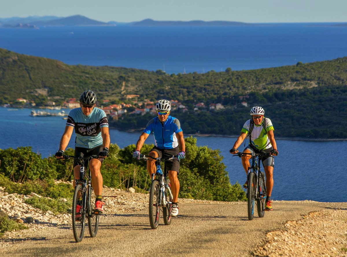 Cycling tour across the island Lošinj.