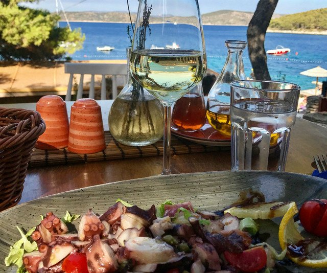 Croatia culinary sailing - lunch by the sea